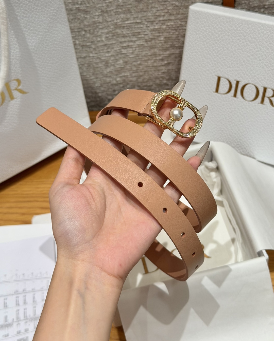 Dior高仿女士CD珍珠細腰帶杏色優雅氣質百搭時尚洋裝搭配款