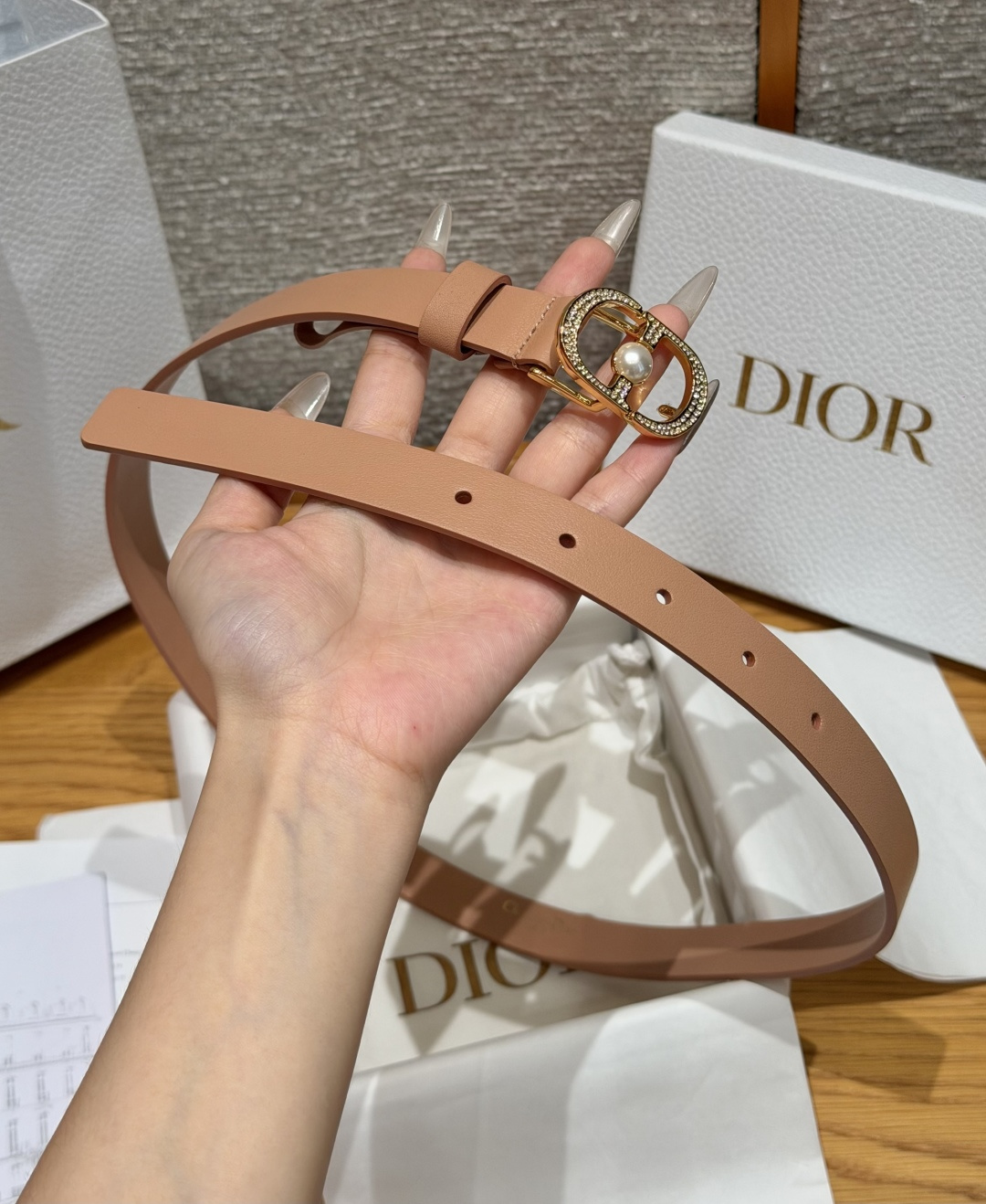 Dior高仿女士CD珍珠細腰帶杏色優雅氣質百搭時尚洋裝搭配款