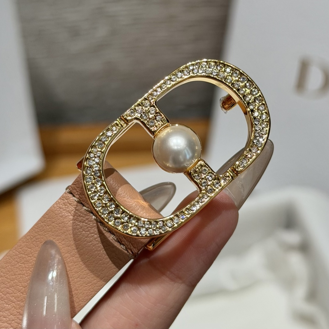 Dior高仿女士CD珍珠細腰帶杏色優雅氣質百搭時尚洋裝搭配款