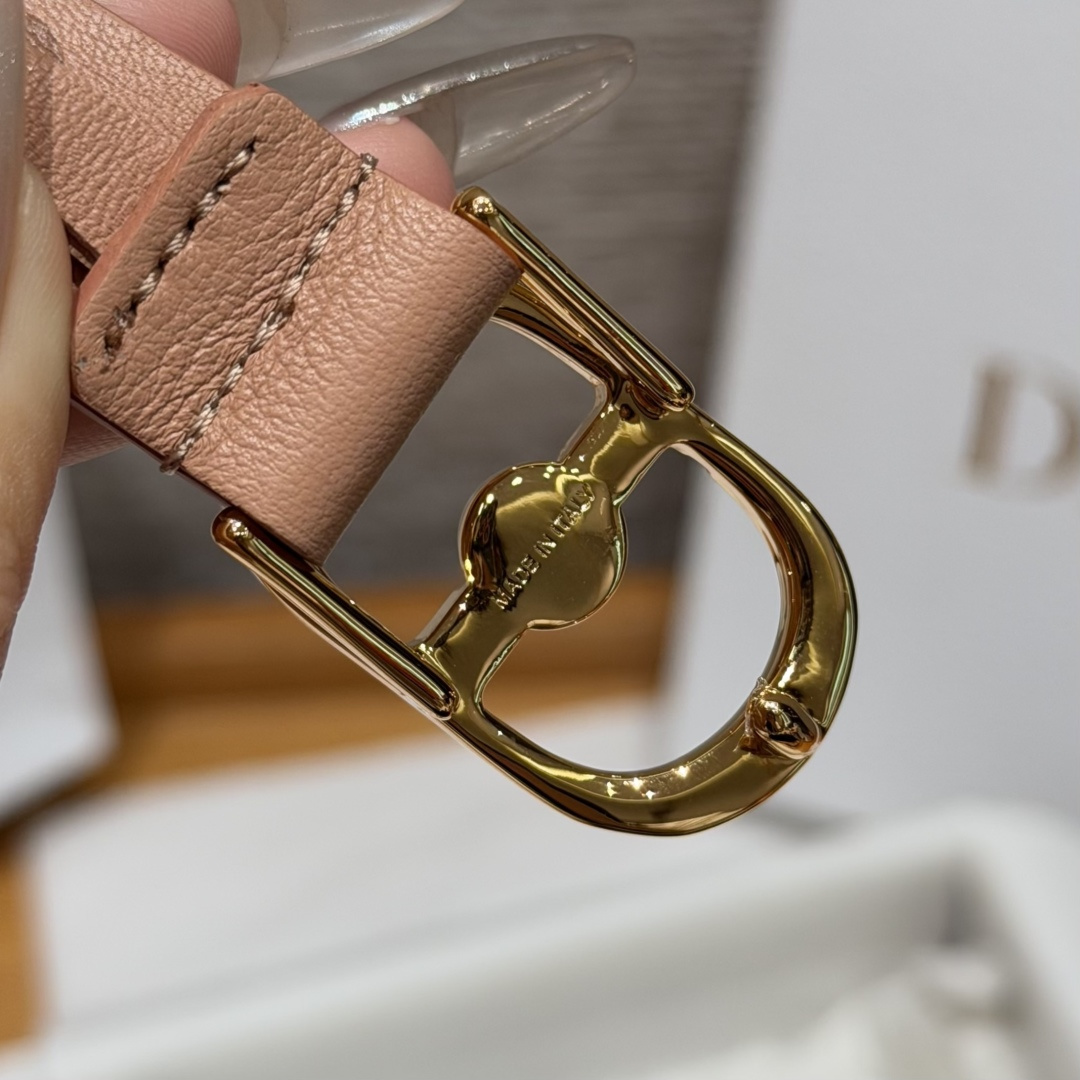 Dior高仿女士CD珍珠細腰帶杏色優雅氣質百搭時尚洋裝搭配款