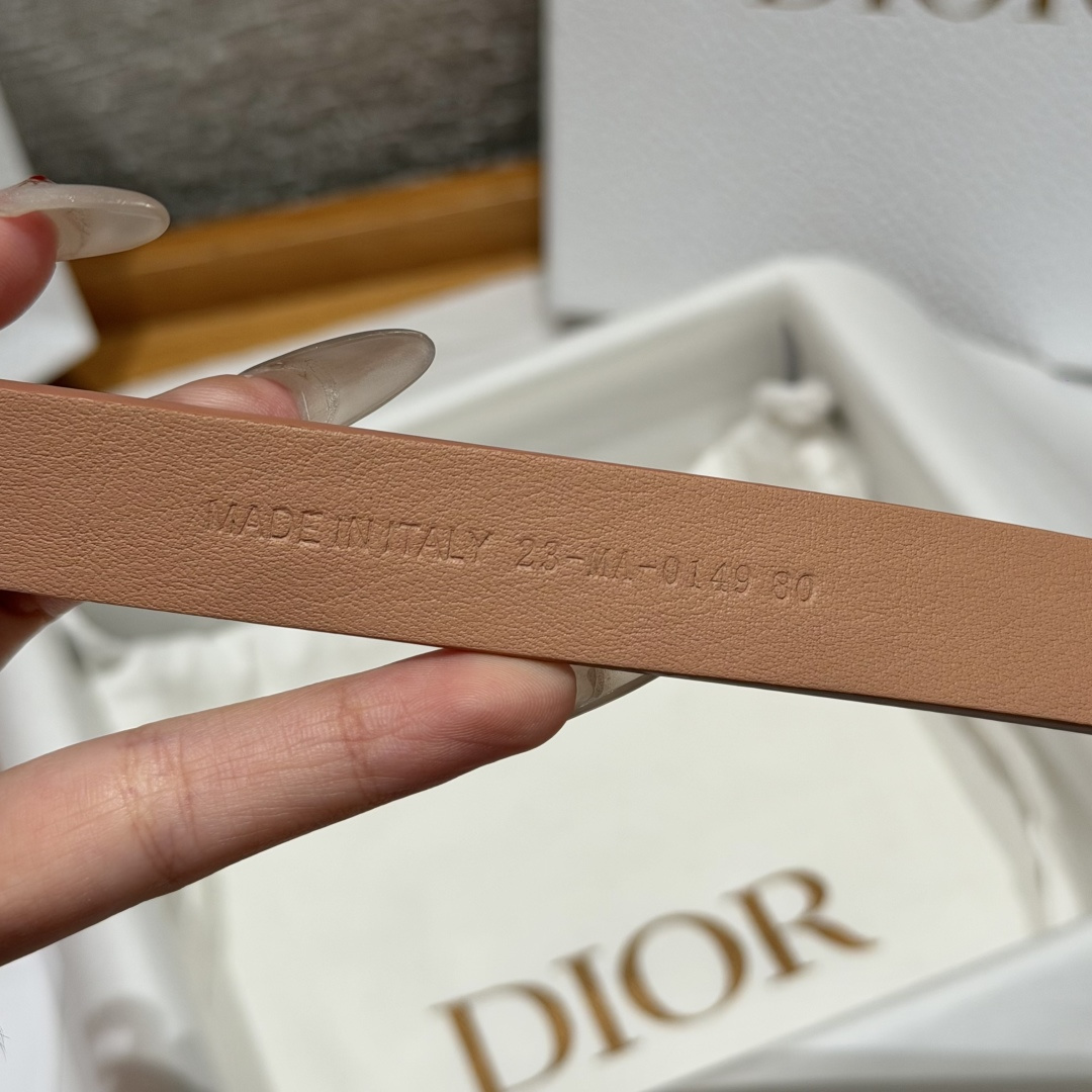 Dior高仿女士CD珍珠細腰帶杏色優雅氣質百搭時尚洋裝搭配款