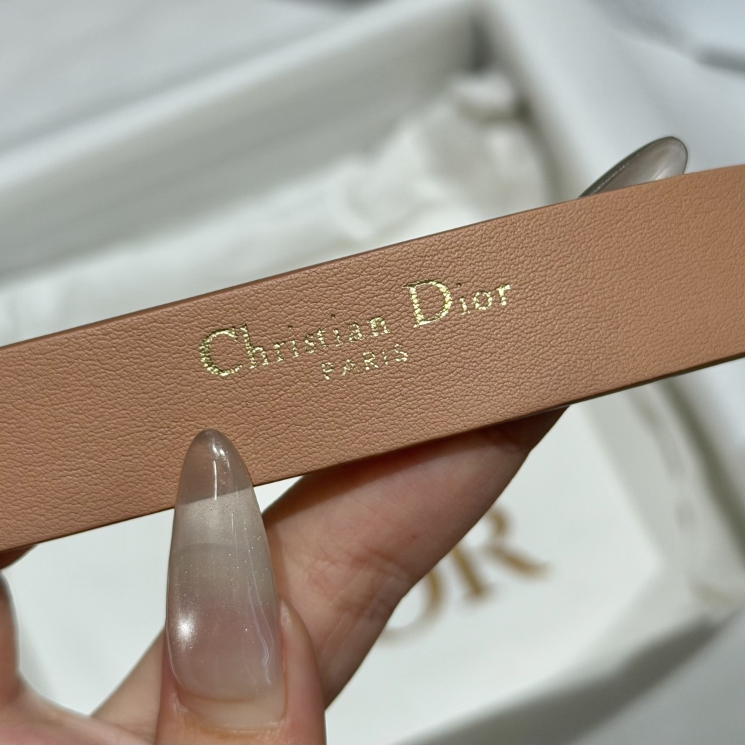 Dior高仿女士CD珍珠細腰帶杏色優雅氣質百搭時尚洋裝搭配款