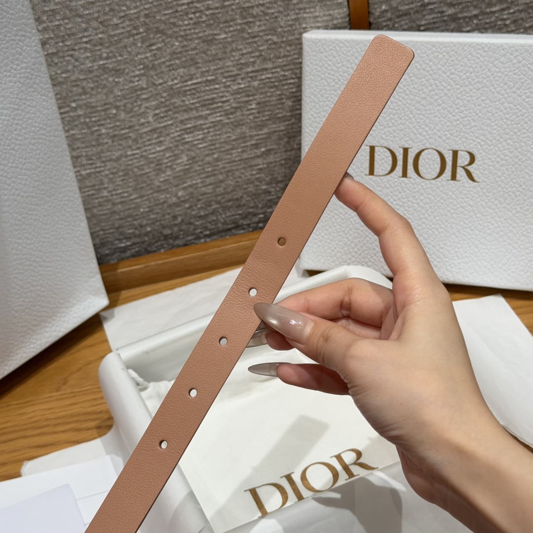 Dior高仿女士CD珍珠細腰帶杏色優雅氣質百搭時尚洋裝搭配款