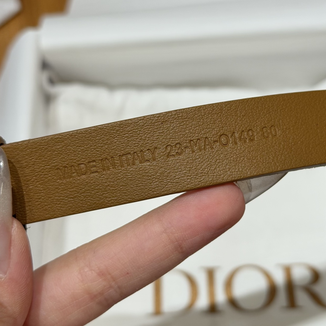 Dior高仿女士CD珍珠麂皮細腰帶焦糖色復古質感優雅百搭款