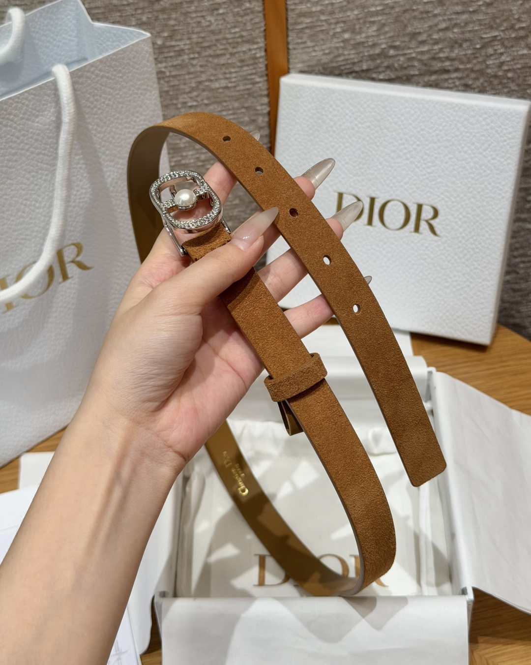 Dior一比一女士CD珍珠麂皮細腰帶棕色質感設計優雅百搭款
