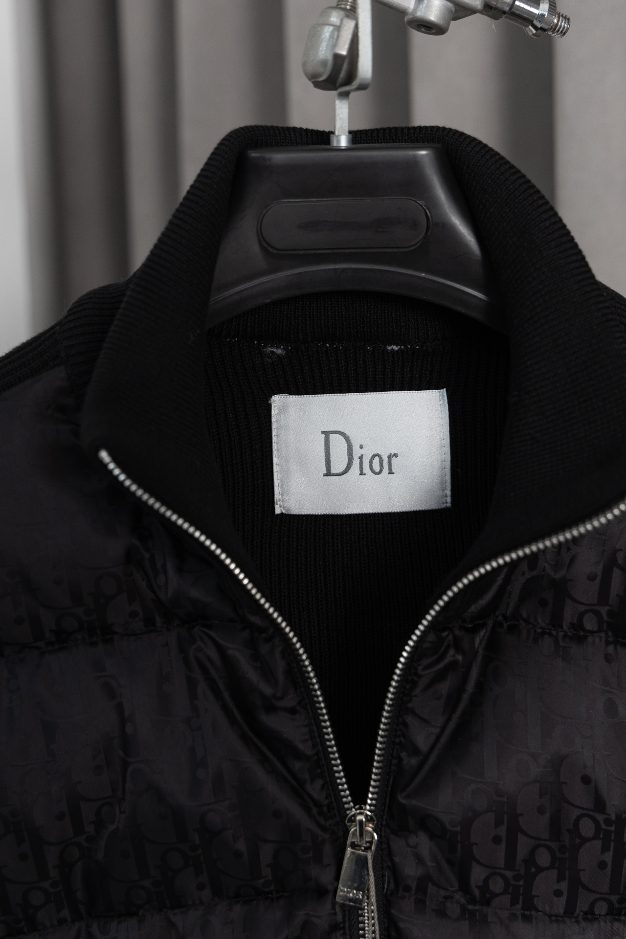 Dior高仿拼接羽絨外套 針織袖設計保暖潮流款| 17 Dior高仿拼接羽絨外套 針織袖設計保暖潮流款