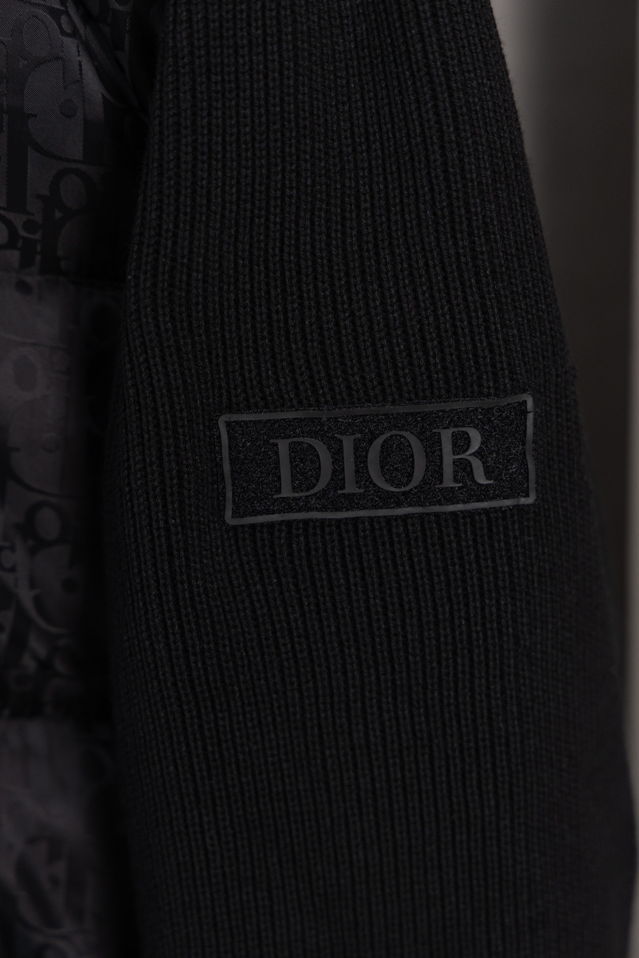 Dior高仿拼接羽絨外套 針織袖設計保暖潮流款| 10 Dior高仿拼接羽絨外套 針織袖設計保暖潮流款
