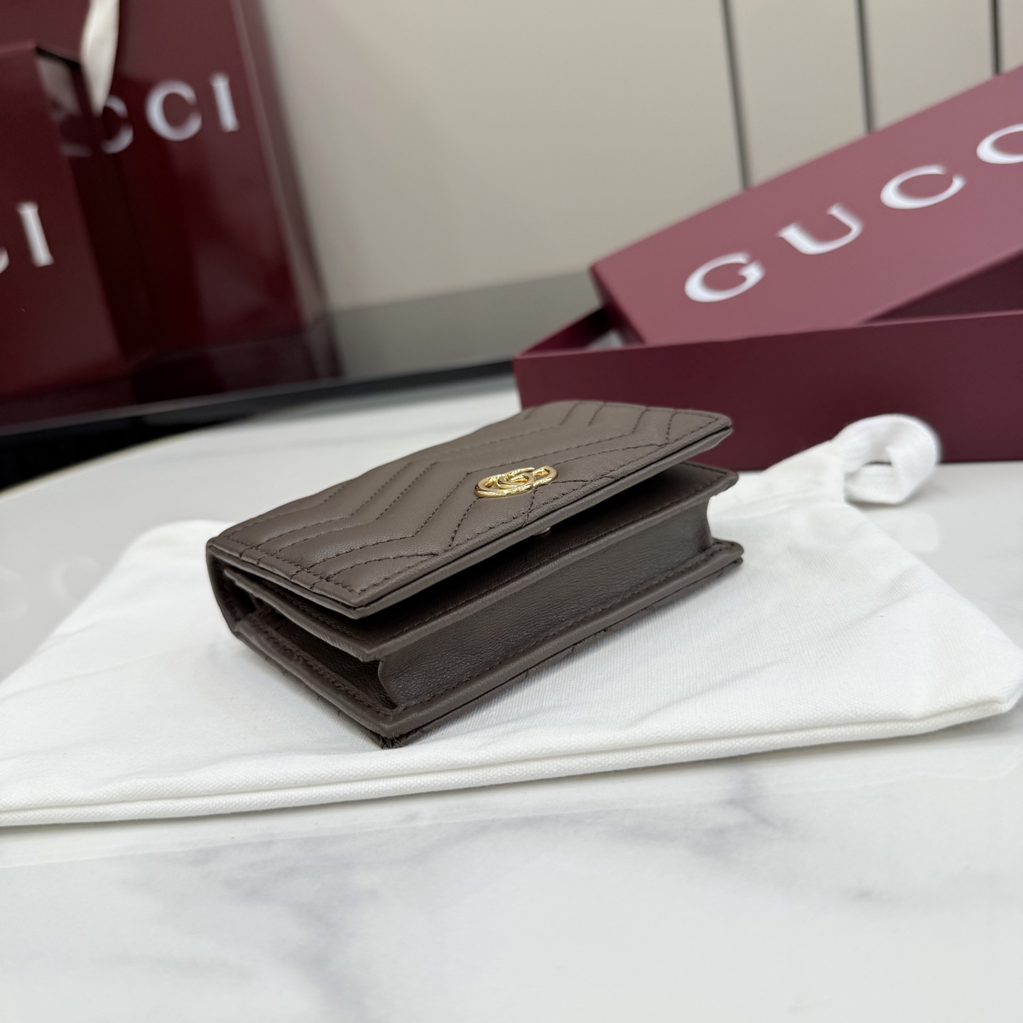 Gucci原單GG壓紋短夾男士款簡約百搭輕薄設計精品皮夾| 12 Gucci原單GG壓紋短夾男士款簡約百搭輕薄設計精品皮夾