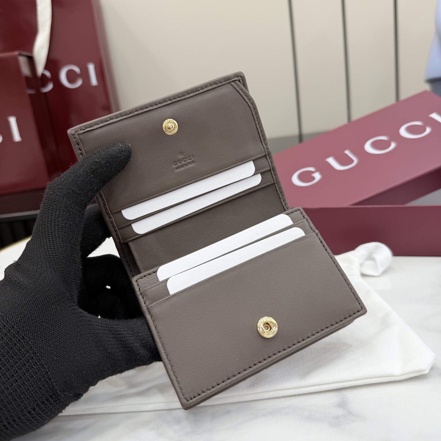Gucci原單GG壓紋短夾男士款簡約百搭輕薄設計精品皮夾| 9 Gucci原單GG壓紋短夾男士款簡約百搭輕薄設計精品皮夾