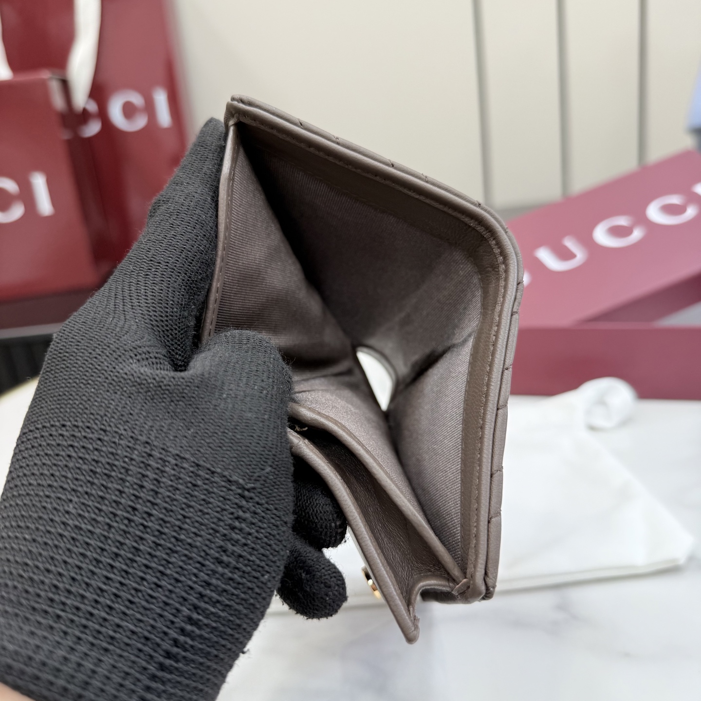 Gucci原單GG壓紋短夾男士款簡約百搭輕薄設計精品皮夾| 7 Gucci原單GG壓紋短夾男士款簡約百搭輕薄設計精品皮夾