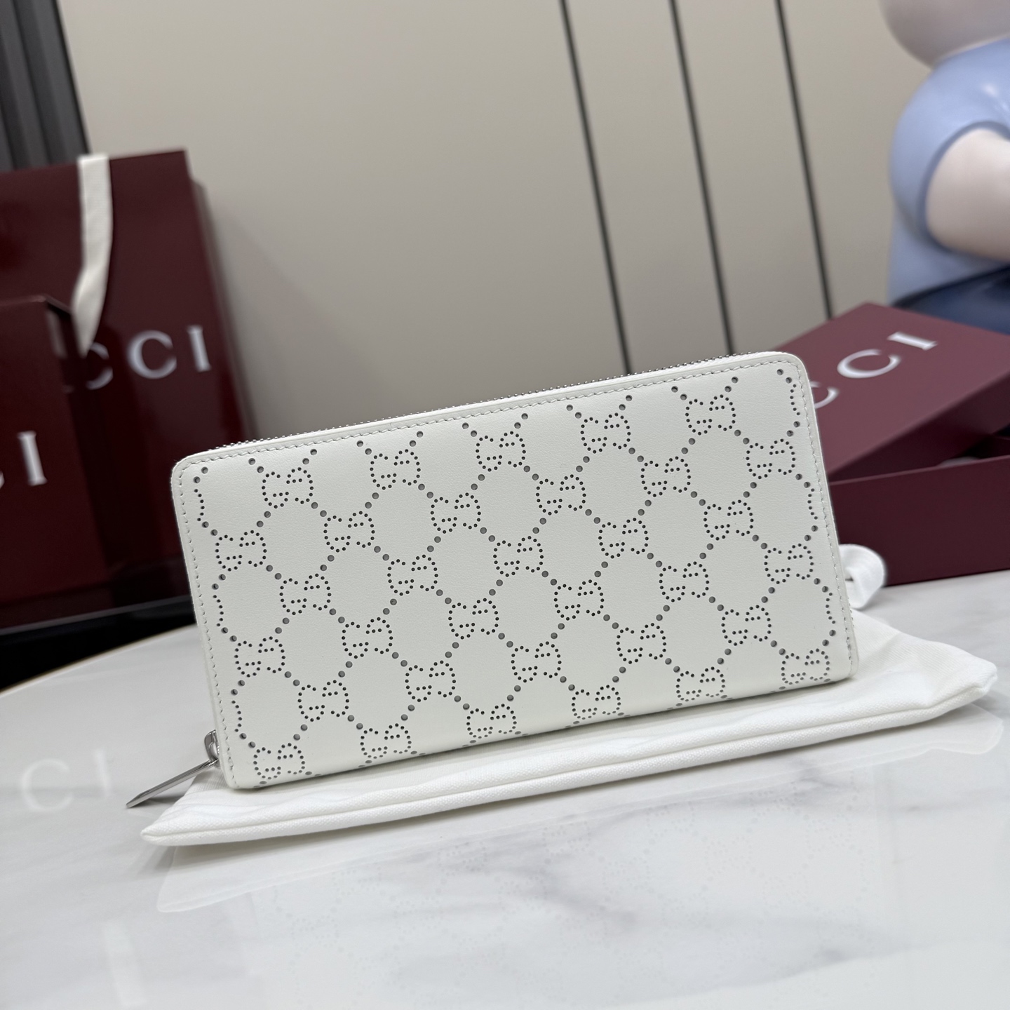 Gucci一比一GG壓紋拉鍊長夾女士款白色優雅時尚百搭精品手拿包| 3 Gucci一比一GG壓紋拉鍊長夾女士款白色優雅時尚百搭精品手拿包