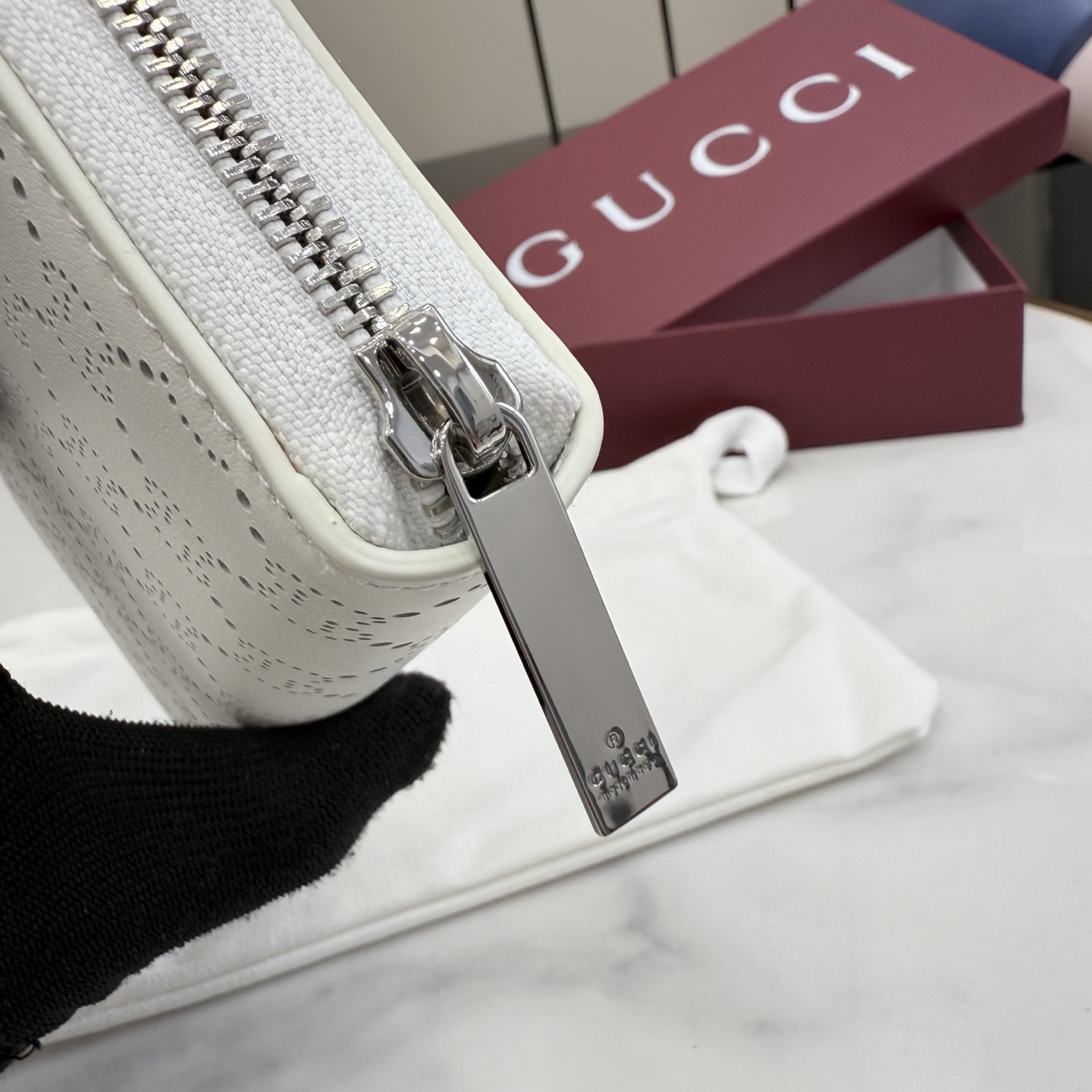 Gucci一比一GG壓紋拉鍊長夾女士款白色優雅時尚百搭精品手拿包| 9 Gucci一比一GG壓紋拉鍊長夾女士款白色優雅時尚百搭精品手拿包