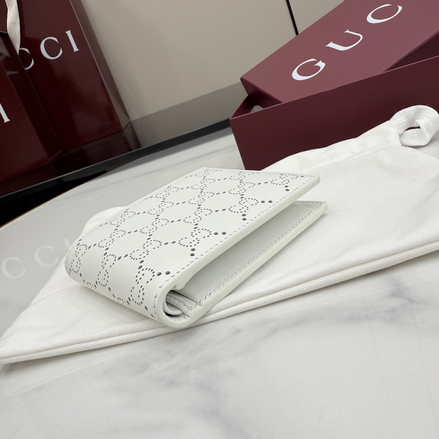 Gucci高仿GG壓紋雙折短夾男士款簡約輕薄百搭精品皮夾| 12 Gucci高仿GG壓紋雙折短夾男士款簡約輕薄百搭精品皮夾