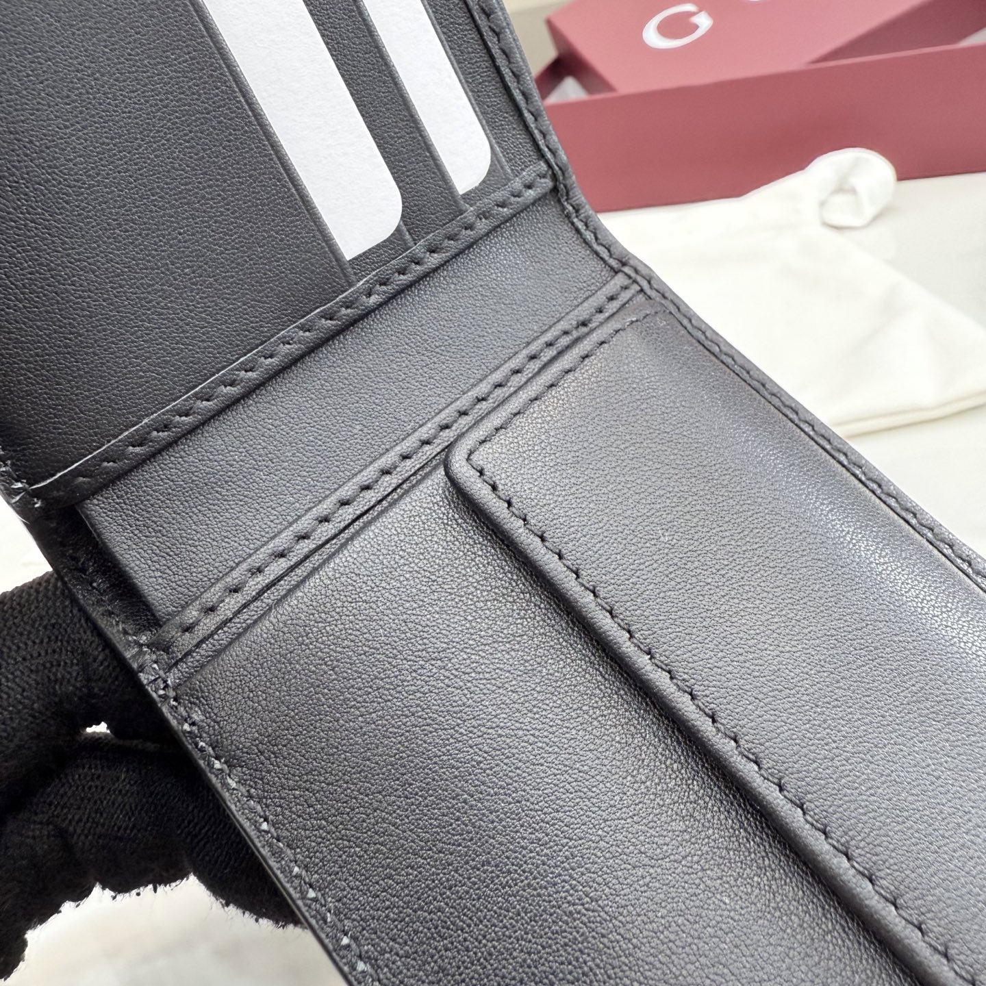 Gucci高仿GG壓紋雙折短夾男士款黑色低調輕薄精品皮夾| 16 Gucci高仿GG壓紋雙折短夾男士款黑色低調輕薄精品皮夾