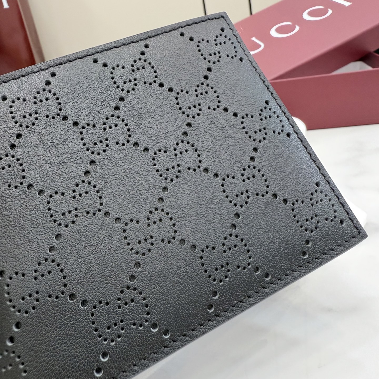 Gucci高仿GG壓紋雙折短夾男士款黑色低調輕薄精品皮夾| 15 Gucci高仿GG壓紋雙折短夾男士款黑色低調輕薄精品皮夾