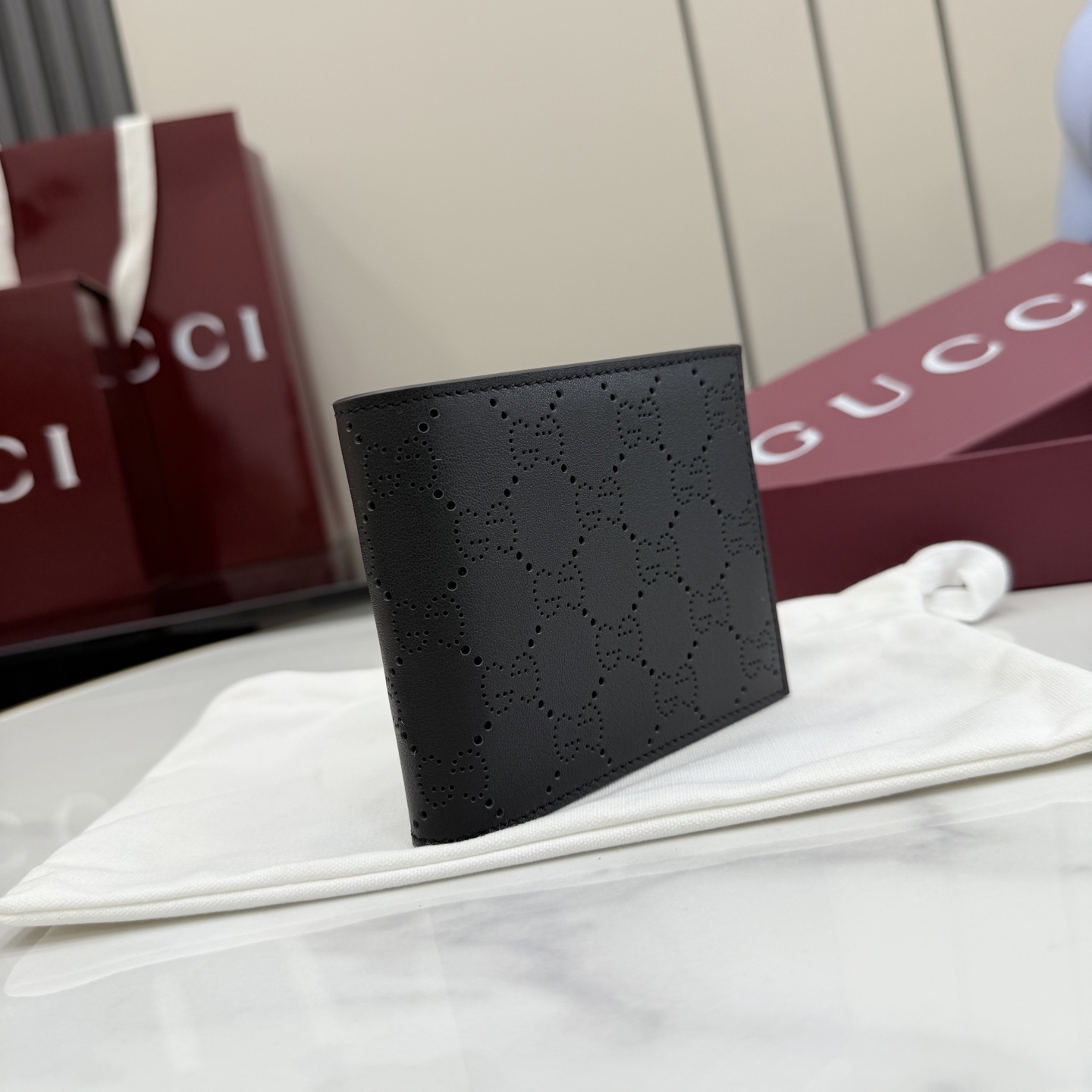Gucci高仿GG壓紋雙折短夾男士款黑色低調輕薄精品皮夾| 14 Gucci高仿GG壓紋雙折短夾男士款黑色低調輕薄精品皮夾