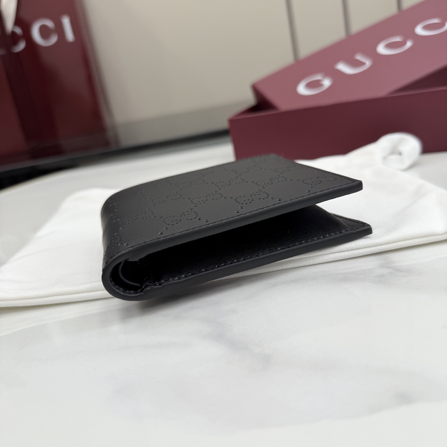 Gucci高仿GG壓紋雙折短夾男士款黑色低調輕薄精品皮夾| 12 Gucci高仿GG壓紋雙折短夾男士款黑色低調輕薄精品皮夾
