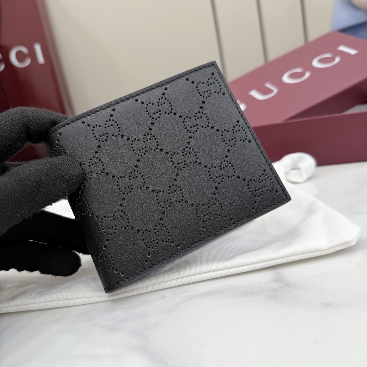 Gucci高仿GG壓紋雙折短夾男士款黑色低調輕薄精品皮夾| 11 Gucci高仿GG壓紋雙折短夾男士款黑色低調輕薄精品皮夾