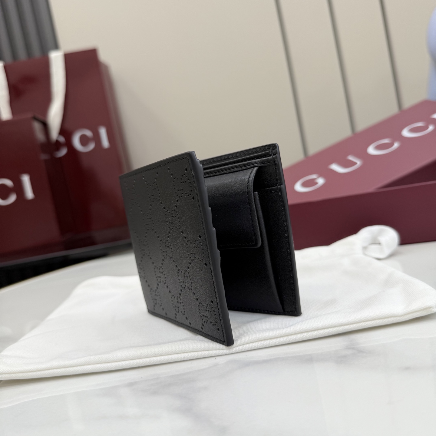 Gucci高仿GG壓紋雙折短夾男士款黑色低調輕薄精品皮夾| 10 Gucci高仿GG壓紋雙折短夾男士款黑色低調輕薄精品皮夾