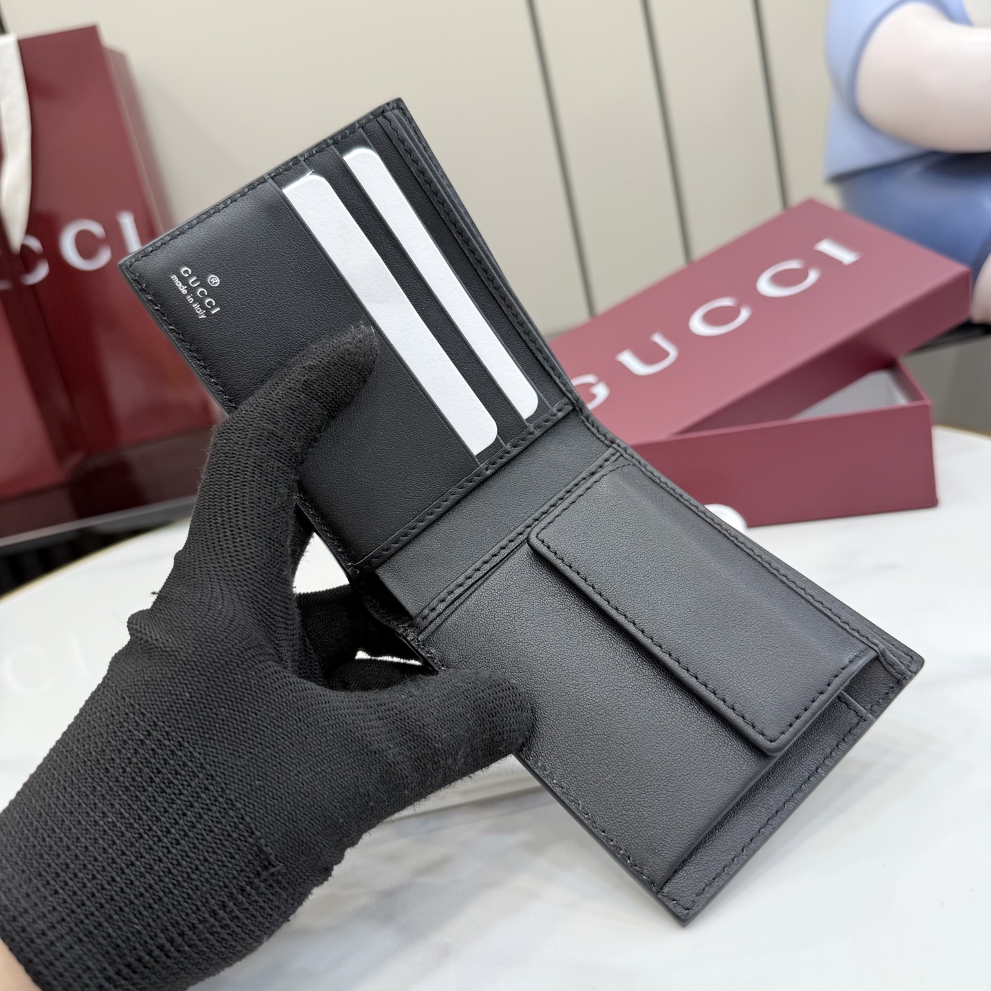 Gucci高仿GG壓紋雙折短夾男士款黑色低調輕薄精品皮夾| 9 Gucci高仿GG壓紋雙折短夾男士款黑色低調輕薄精品皮夾