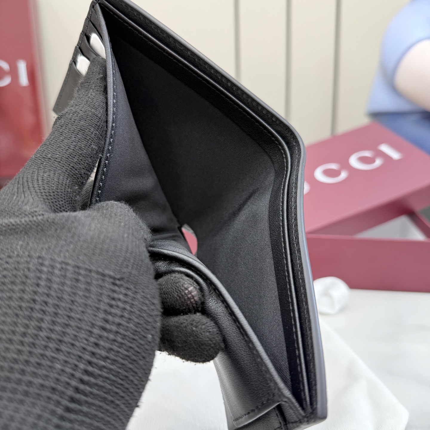 Gucci高仿GG壓紋雙折短夾男士款黑色低調輕薄精品皮夾| 7 Gucci高仿GG壓紋雙折短夾男士款黑色低調輕薄精品皮夾