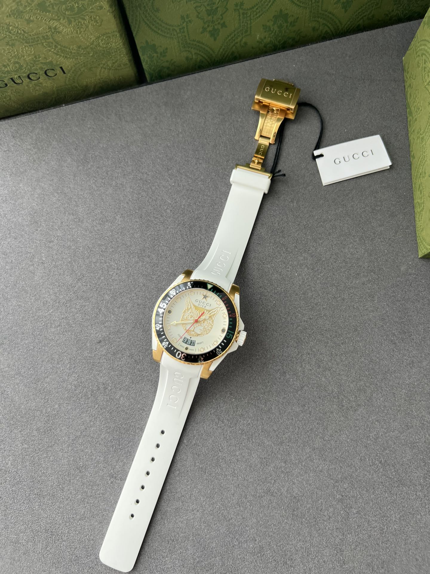 Gucci高仿 Dive 系列 貓頭圖案 潛水腕錶 白色橡膠錶帶款