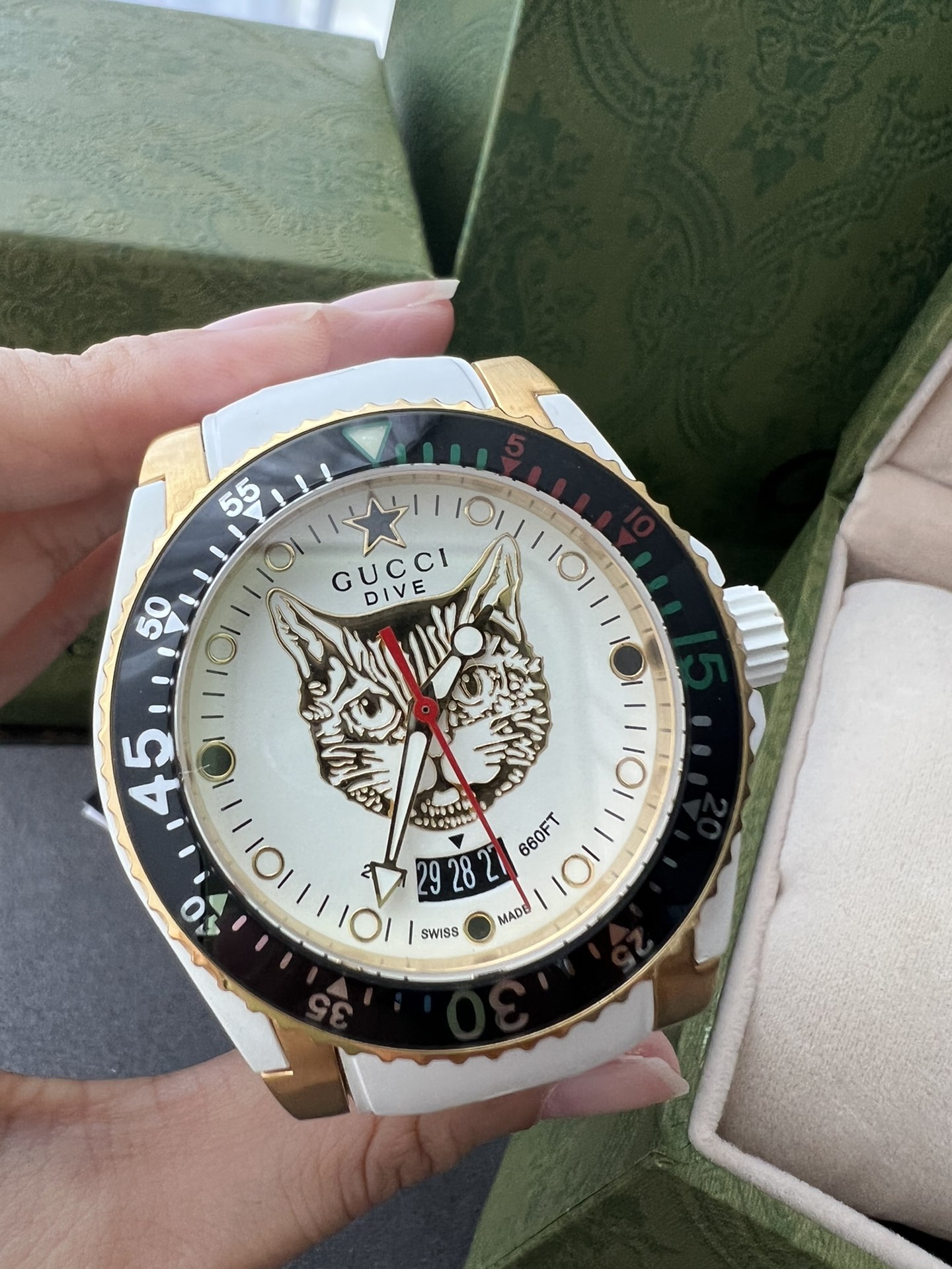 Gucci高仿 Dive 系列 貓頭圖案 潛水腕錶 白色橡膠錶帶款