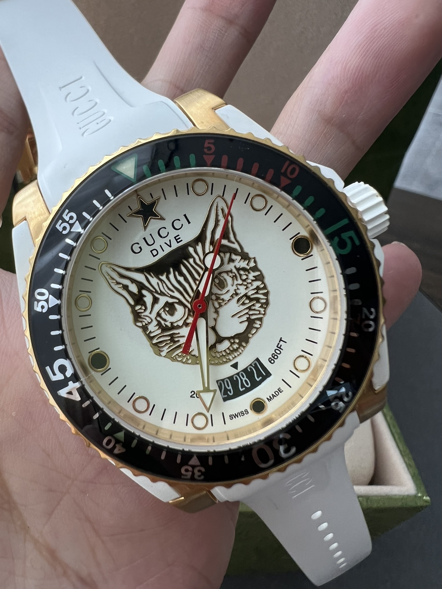 Gucci高仿 Dive 系列 貓頭圖案 潛水腕錶 白色橡膠錶帶款