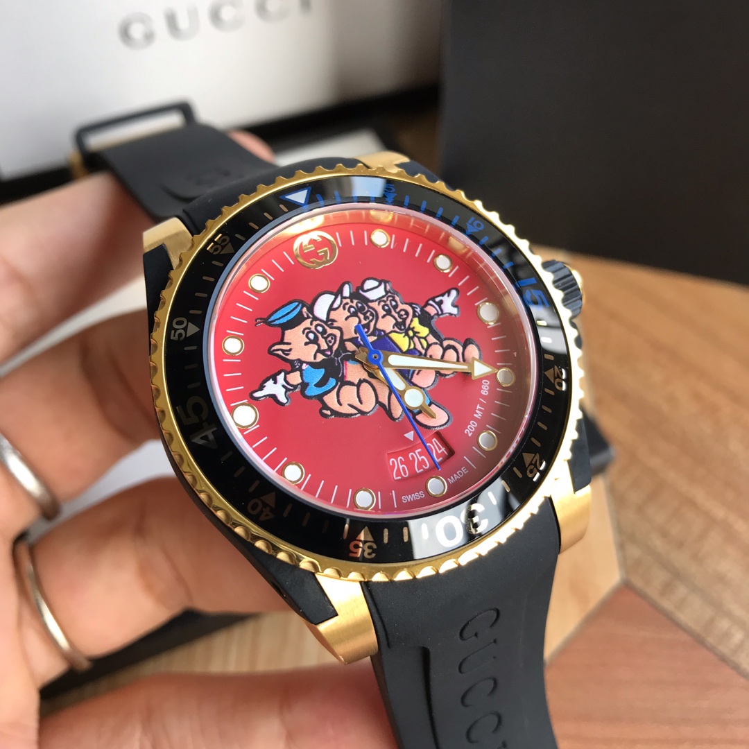 Gucci Dive 紅色卡通表盤橡膠帶腕錶 潮流個性款| 12 Gucci Dive 紅色卡通表盤橡膠帶腕錶 潮流個性款