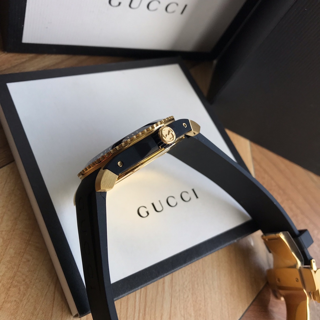 Gucci Dive 紅色卡通表盤橡膠帶腕錶 潮流個性款| 10 Gucci Dive 紅色卡通表盤橡膠帶腕錶 潮流個性款