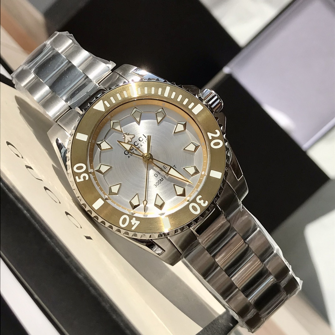 Gucci Dive 銀色表盤金色錶圈鋼帶腕錶 雙色款