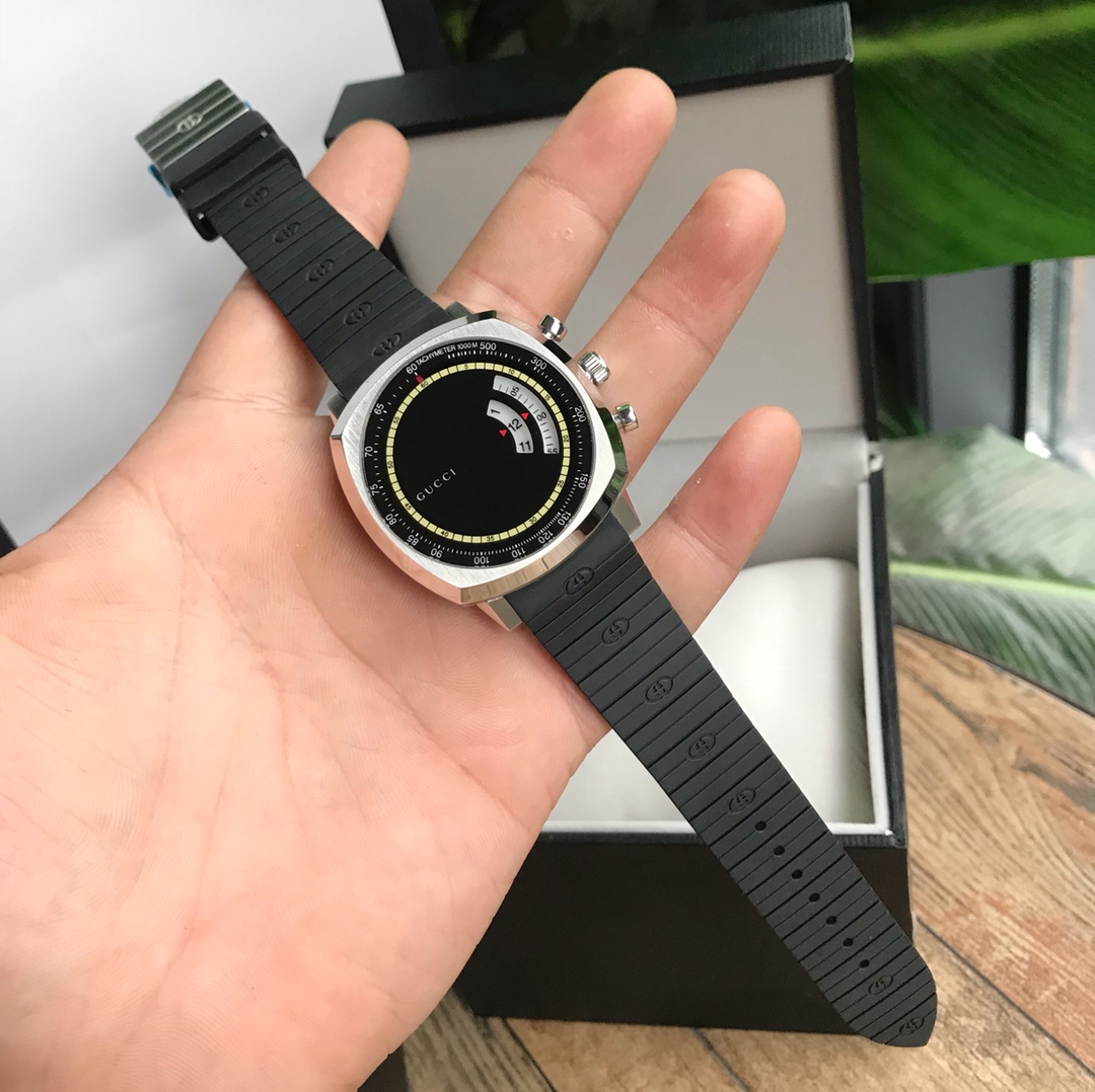 Gucci Grip 黑色表盤黑色橡膠錶帶腕錶 潮流跳時設計