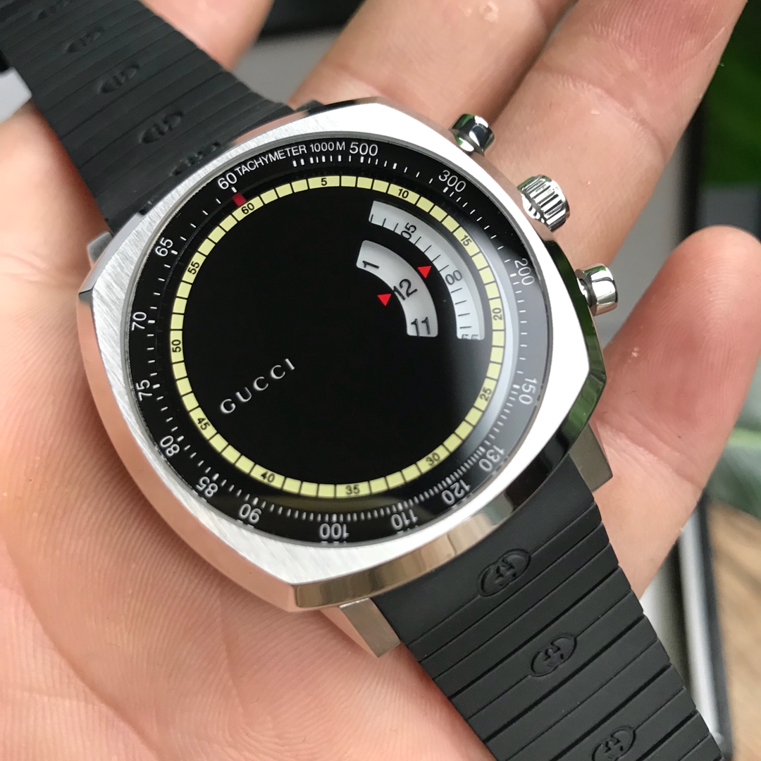 Gucci Grip 黑色表盤黑色橡膠錶帶腕錶 潮流跳時設計| 14 Gucci Grip 黑色表盤黑色橡膠錶帶腕錶 潮流跳時設計