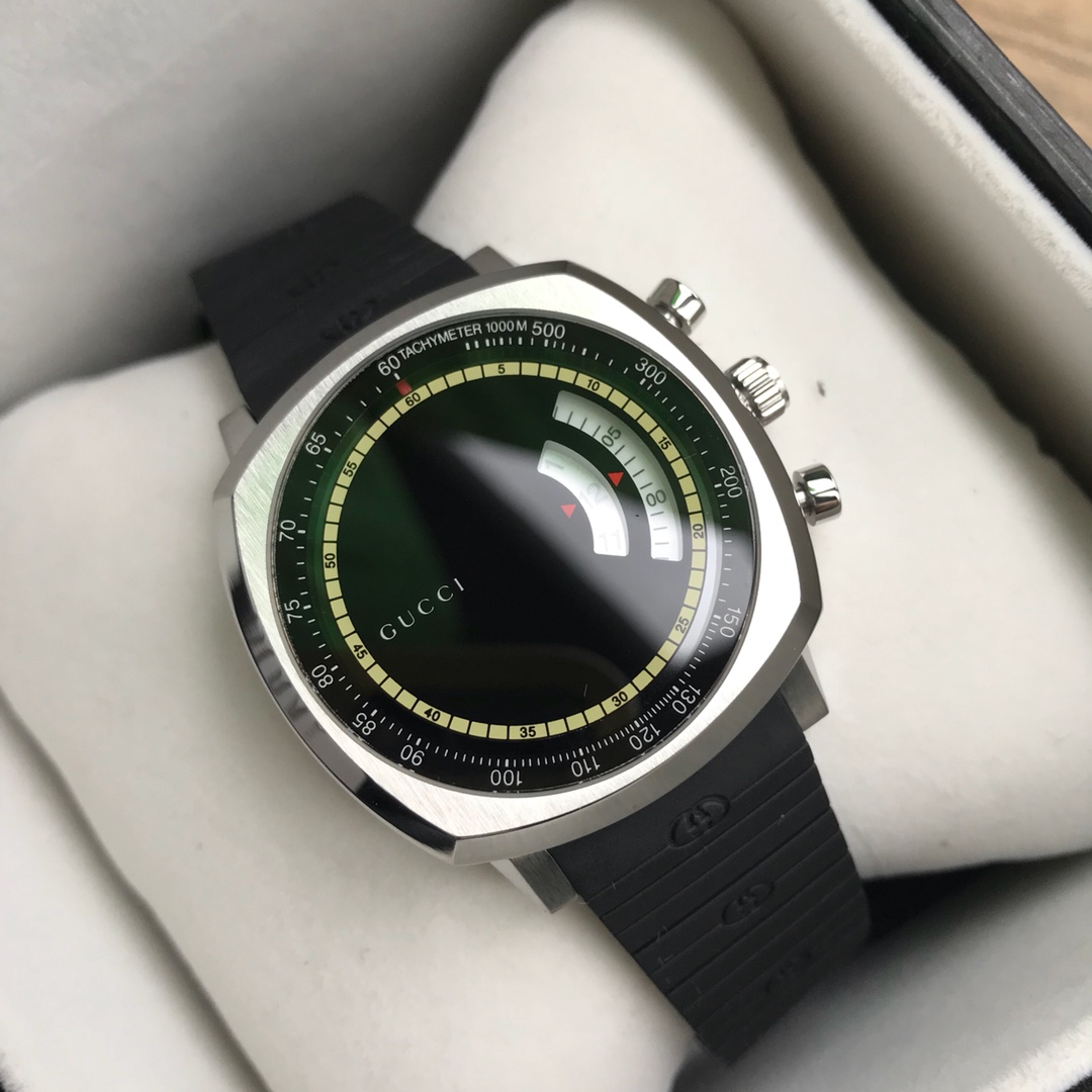 Gucci Grip 黑色表盤黑色橡膠錶帶腕錶 潮流跳時設計| 11 Gucci Grip 黑色表盤黑色橡膠錶帶腕錶 潮流跳時設計