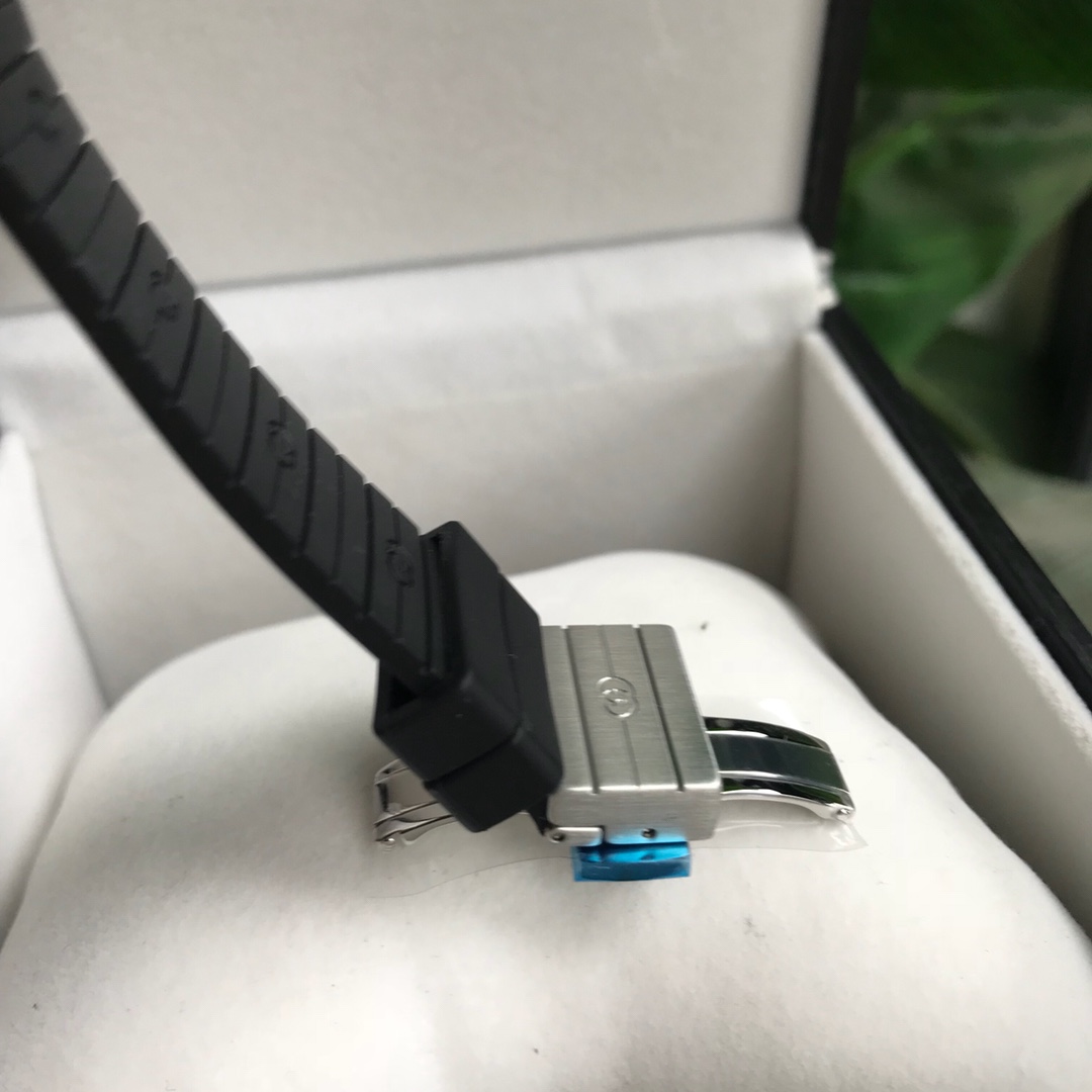Gucci Grip 黑色表盤黑色橡膠錶帶腕錶 潮流跳時設計| 7 Gucci Grip 黑色表盤黑色橡膠錶帶腕錶 潮流跳時設計