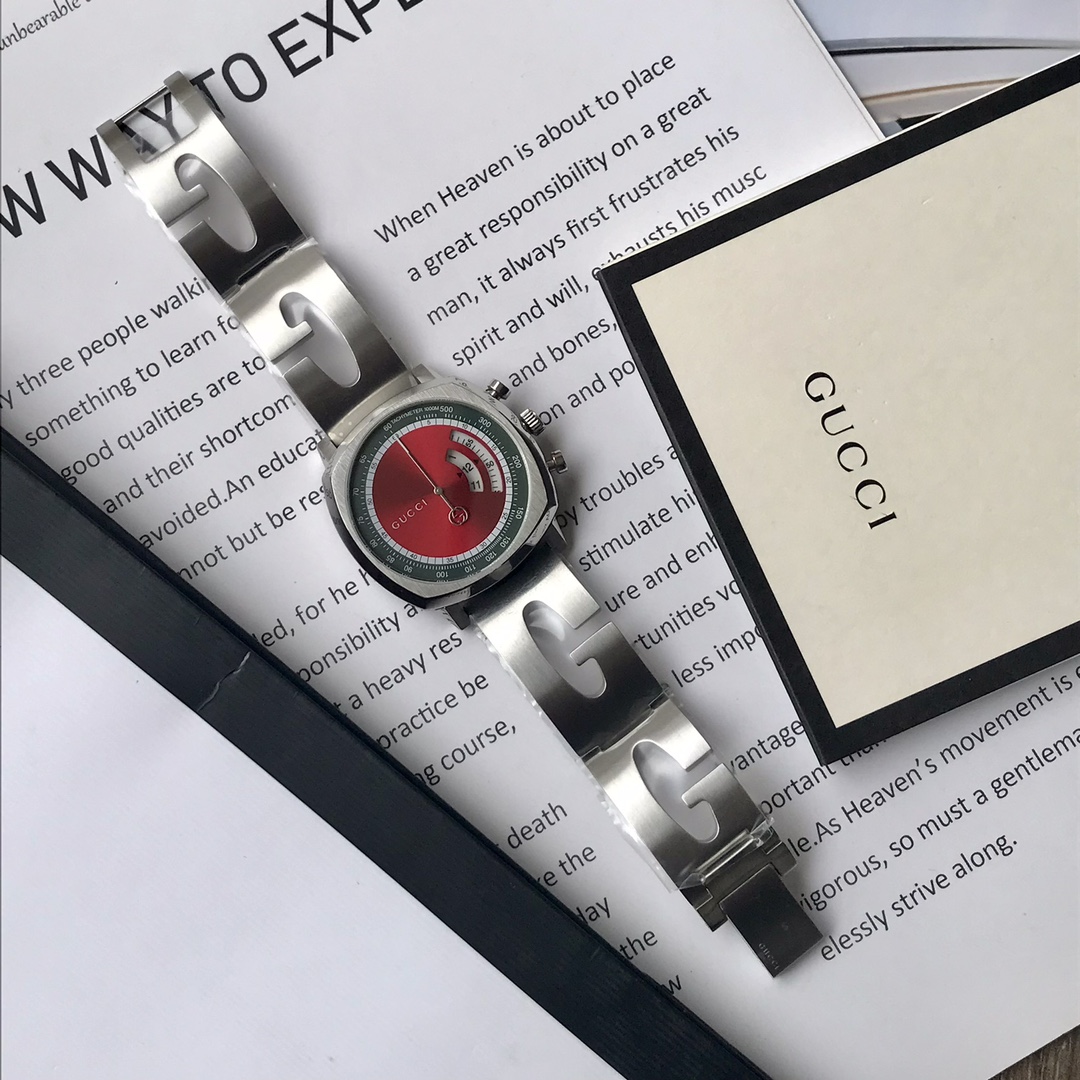 Gucci Grip 紅色表盤灰色錶帶腕錶 個性時尚款| 13 Gucci Grip 紅色表盤灰色錶帶腕錶 個性時尚款