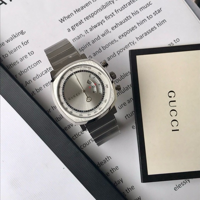 Gucci Grip 銀色放射紋表盤精鋼腕錶 經典鋼帶款| 13 Gucci Grip 銀色放射紋表盤精鋼腕錶 經典鋼帶款