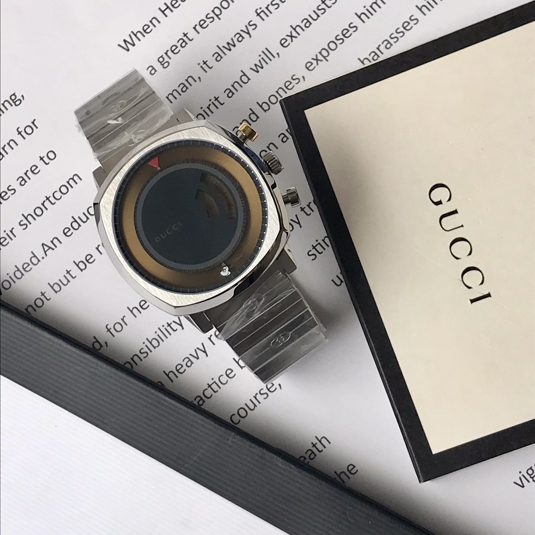 Gucci Grip 黑金雙色表盤精鋼腕錶 個性跳時款| 13 Gucci Grip 黑金雙色表盤精鋼腕錶 個性跳時款