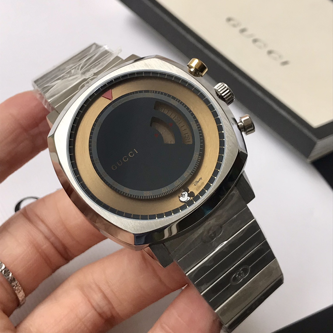 Gucci Grip 黑金雙色表盤精鋼腕錶 個性跳時款| 10 Gucci Grip 黑金雙色表盤精鋼腕錶 個性跳時款