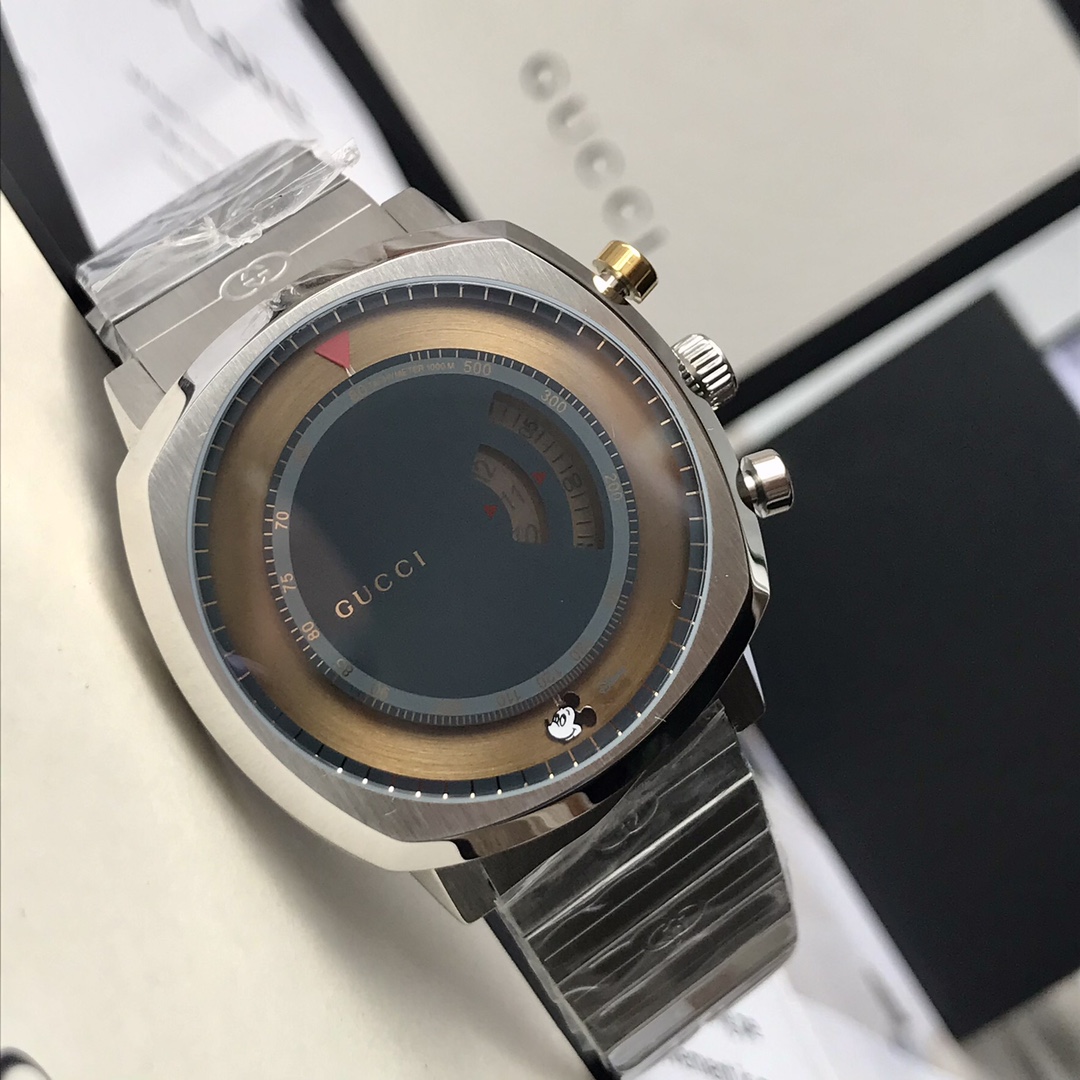 Gucci Grip 黑金雙色表盤精鋼腕錶 個性跳時款| 8 Gucci Grip 黑金雙色表盤精鋼腕錶 個性跳時款