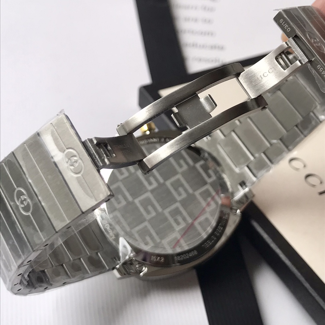 Gucci Grip 黑金雙色表盤精鋼腕錶 個性跳時款| 7 Gucci Grip 黑金雙色表盤精鋼腕錶 個性跳時款