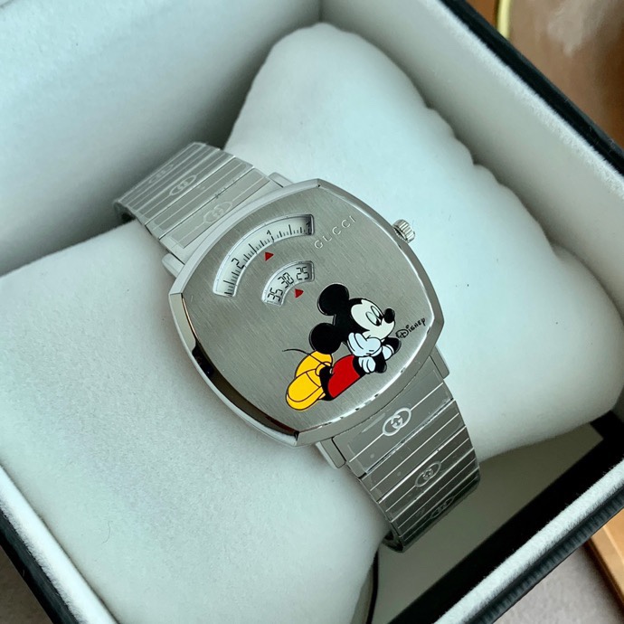 Gucci Grip Disney 米奇聯名精鋼腕錶 銀色鋼帶款
