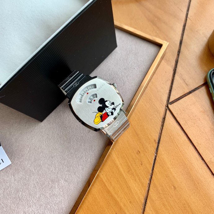 Gucci Grip Disney 米奇聯名精鋼腕錶 銀色鋼帶款| 13 Gucci Grip Disney 米奇聯名精鋼腕錶 銀色鋼帶款