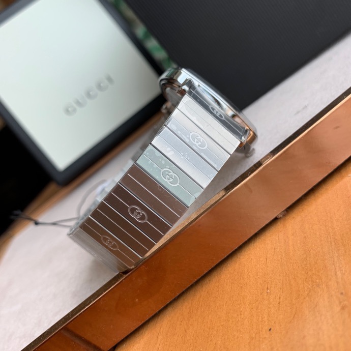 Gucci Grip Disney 米奇聯名精鋼腕錶 銀色鋼帶款| 12 Gucci Grip Disney 米奇聯名精鋼腕錶 銀色鋼帶款