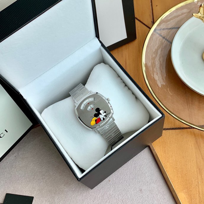 Gucci Grip Disney 米奇聯名精鋼腕錶 銀色鋼帶款| 11 Gucci Grip Disney 米奇聯名精鋼腕錶 銀色鋼帶款