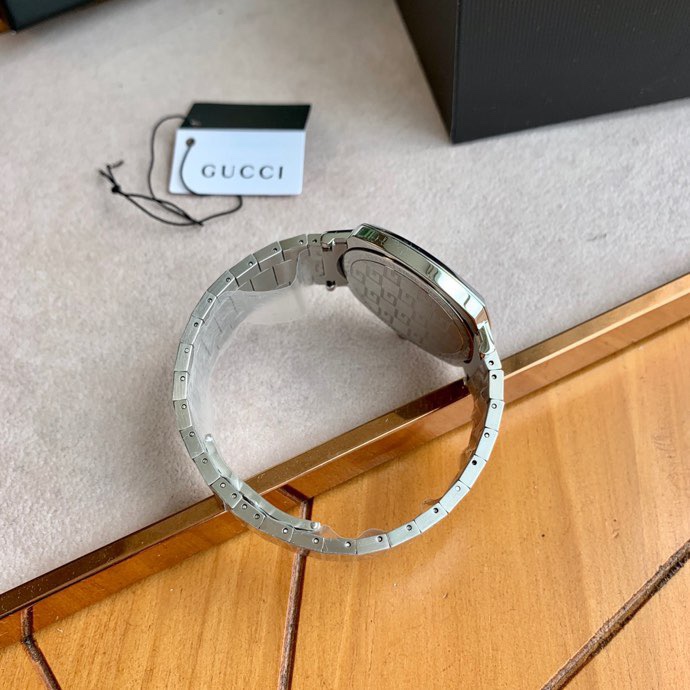 Gucci Grip Disney 米奇聯名精鋼腕錶 銀色鋼帶款| 10 Gucci Grip Disney 米奇聯名精鋼腕錶 銀色鋼帶款
