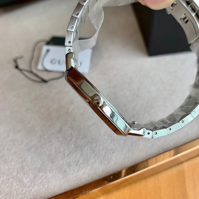 Gucci Grip Disney 米奇聯名精鋼腕錶 銀色鋼帶款| 9 Gucci Grip Disney 米奇聯名精鋼腕錶 銀色鋼帶款