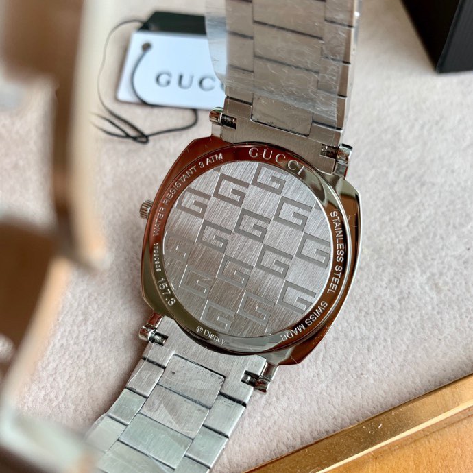 Gucci Grip Disney 米奇聯名精鋼腕錶 銀色鋼帶款| 8 Gucci Grip Disney 米奇聯名精鋼腕錶 銀色鋼帶款