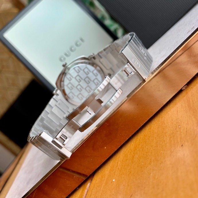 Gucci Grip Disney 米奇聯名精鋼腕錶 銀色鋼帶款| 7 Gucci Grip Disney 米奇聯名精鋼腕錶 銀色鋼帶款