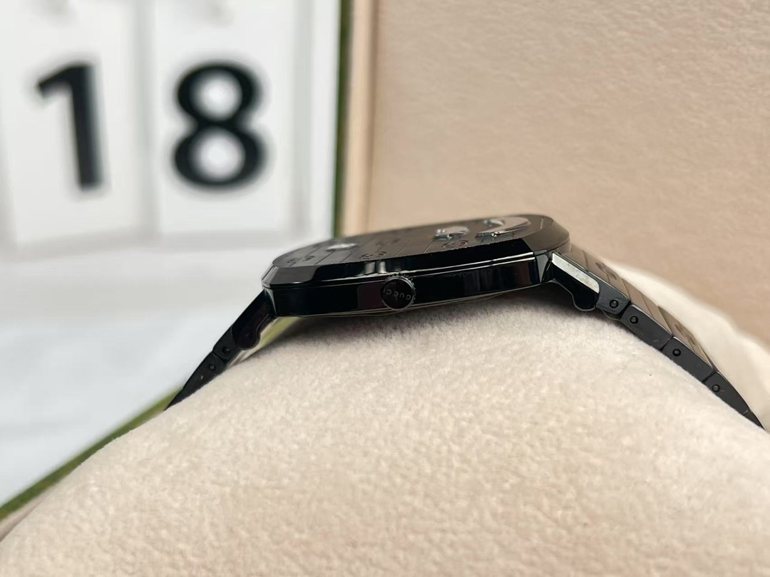 Gucci Grip 黑色GG壓紋精鋼腕錶 全黑潮流款